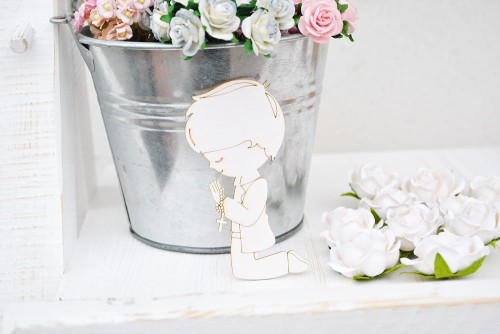 Tekturka Pierwsza Komunia - Chłopiec klęczący mniejszy