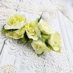 Róże materiałowe shabby, 4 cm, 6 sztuk, żółte z zielonymi listkami 