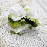 Róże materiałowe shabby, 4 cm, 6 sztuk, białe z zielonymi listkami