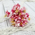 Materiałowe lilie shabby, różowe z żółtymi pręcikami, ok. 3 cm, 6 szt.