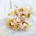 Materiałowe lilie shabby, brzoskwiniowe z żółtymi pręcikami, ok. 3 cm, 6 szt.