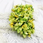 Materiałowe lilie shabby, zielone z żółtymi pręcikami, ok. 3 cm, 6 szt.