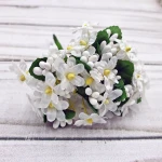 Drobne materiałowe kwiatuszki z pręcikami, białe