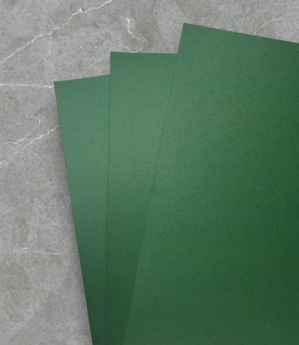 Karton barwiony w masie, 220 gsm, 33 cm x 35 cm, szmaragdowa zieleń