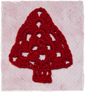 Szydełkowa choinka czerwona