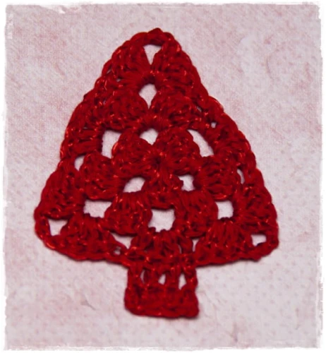 Szydełkowa choinka czerwona