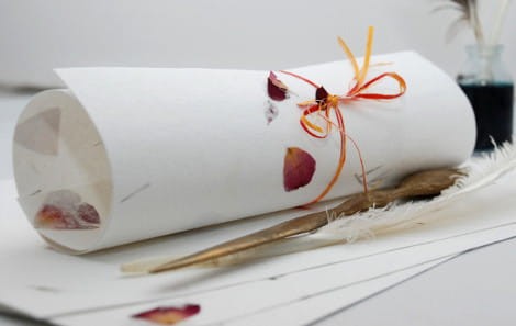 Papier-czerpany-biay-A4-z-płatkami-rozy